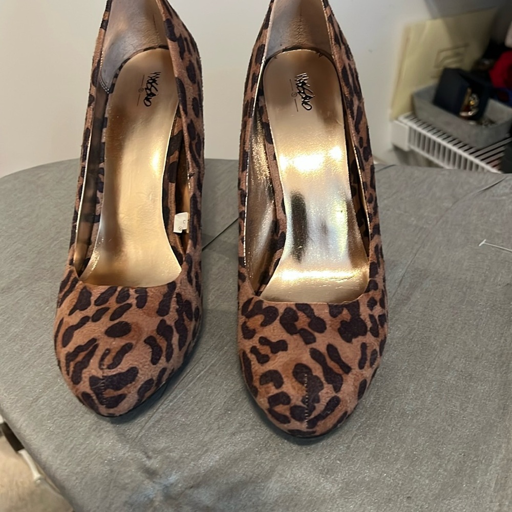 Leopard print pumps